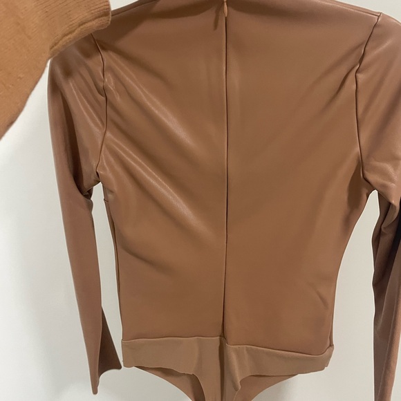 SKIMS Brand New FAUX LEATHER MOCK NECK BODYSUIT | SIENNA Size: Medium - Picture 3 of 5